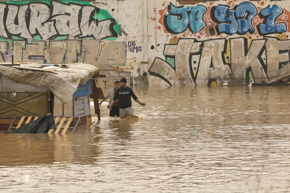 Inondations Espagne. Des personnes marchent dans une zone inondée près de l'autoroute V-30, qui a été submergée par d'importantes précipitations dans la ville de Valence, dans l'est de l'Espagne, le 30 octobre 2024.