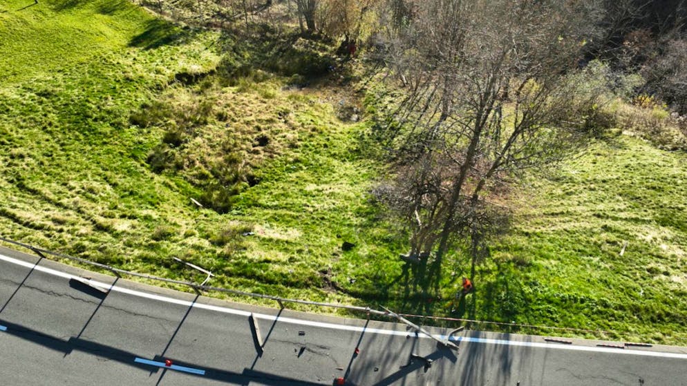 Das Auto stürzte einen rund 200 Meter langen Abhang hinunter.