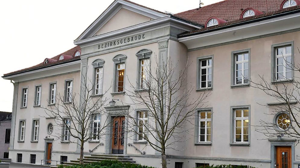 Ein ehemaliger Gewerkschafter überwies über eine halbe Million Franken vom Gewerkschaftskonto auf sein eigenes. Das Bezirksgericht Bülach ZH muss am Mittwoch unter anderem über eine Landesverweisung entscheiden.  (Archivbild)