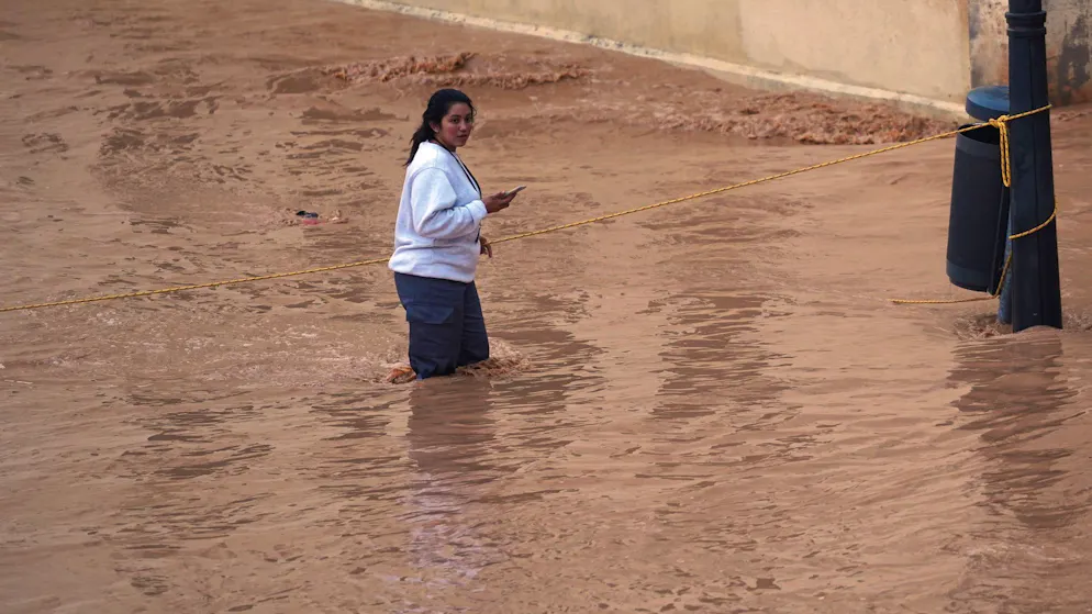 «Spanien weint»: Fast 100 Tote bei «Jahrhundert-Unwetter» - Gallery. Die starken Regenfälle setzen unzählige Strassen, Gebäude und Felder unter Wasser.