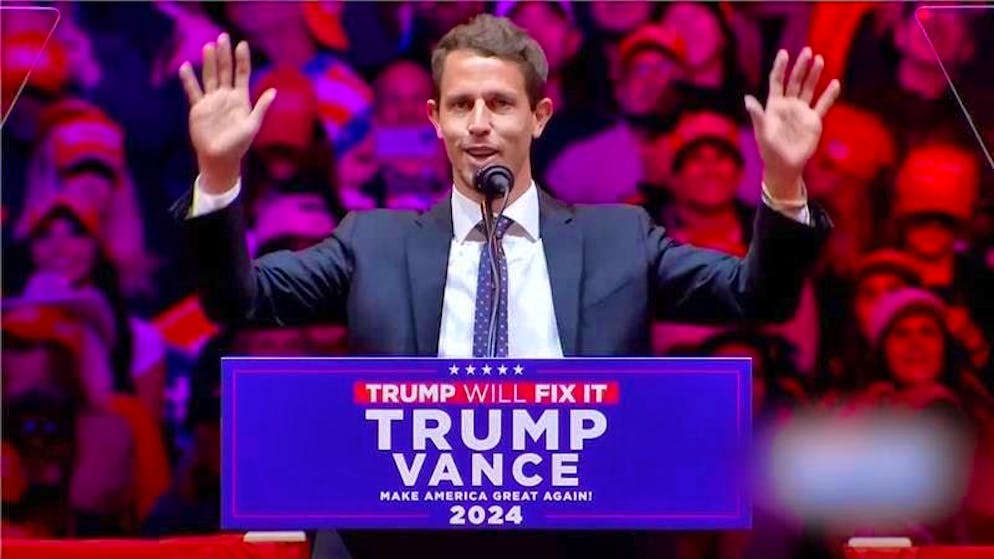 L'humoriste Tony Hinchcliffe a probablement été invité parce qu'il est connu pour ses insultes politiquement incorrectes.