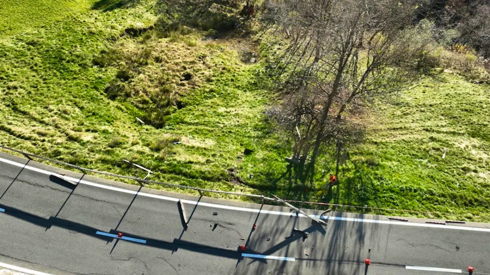 L'automobile della coppia è uscita di strada cadendo per circa 200 metri lungo un pendio.