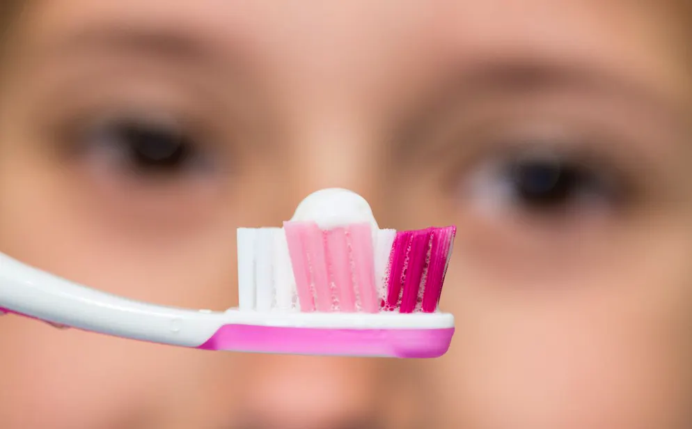 Bedenkliche Inhaltsstoffe und schlechte Ökobilanz – Zahnärztin gibt Tipps zu Zahnpasta-Alternativen.