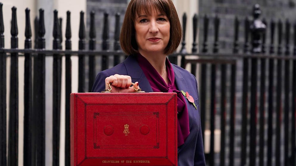 dpatopbilder - Die britische Finanzministerin Rachel Reeves hält die traditionelle rote Ministerbox mit ihrer Haushaltsrede hoch vor der Downing Street Nr. 11. Foto: Alberto Pezzali/AP