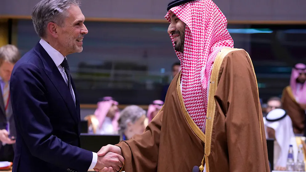 Mohammed bin Salman (r), Premierminister und Kronprinz von Saudi-Arabien, gibt Dick Schoof, Ministerpräsident der Niederlande, während eines Rundtischgesprächs des EU-Golf-Kooperationsrates im Gebäude des Europäischen Rates die Hand. Foto: Virginia Mayo/AP/dpa