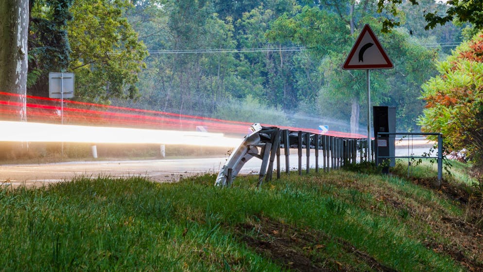 Protest gegen neue Super-Radarfallen in Frankreich - Gallery. Die fest installierten Blitzer an Frankreichs Strassen sind oft Zielscheibe von Vandalismus (Archivbild).