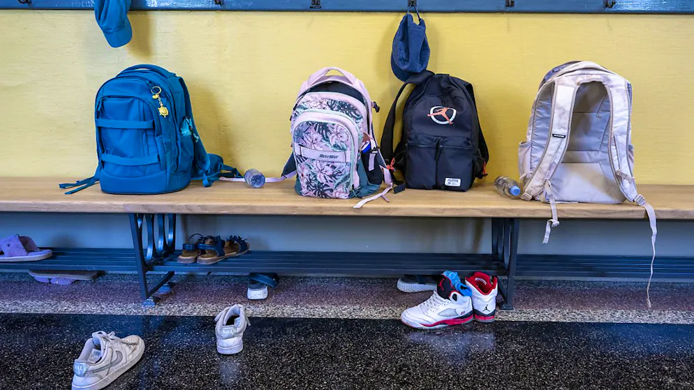 Zürcher Schülerinnen und Schüler haben mehr Pflichtlektionen als viele andere Kantone. Besser sind sie deswegen nicht. Ein Vorstoss im Kantonsrat fordert deshalb, die Zahl der Lektionen leicht zu senken. (Symbolbild)