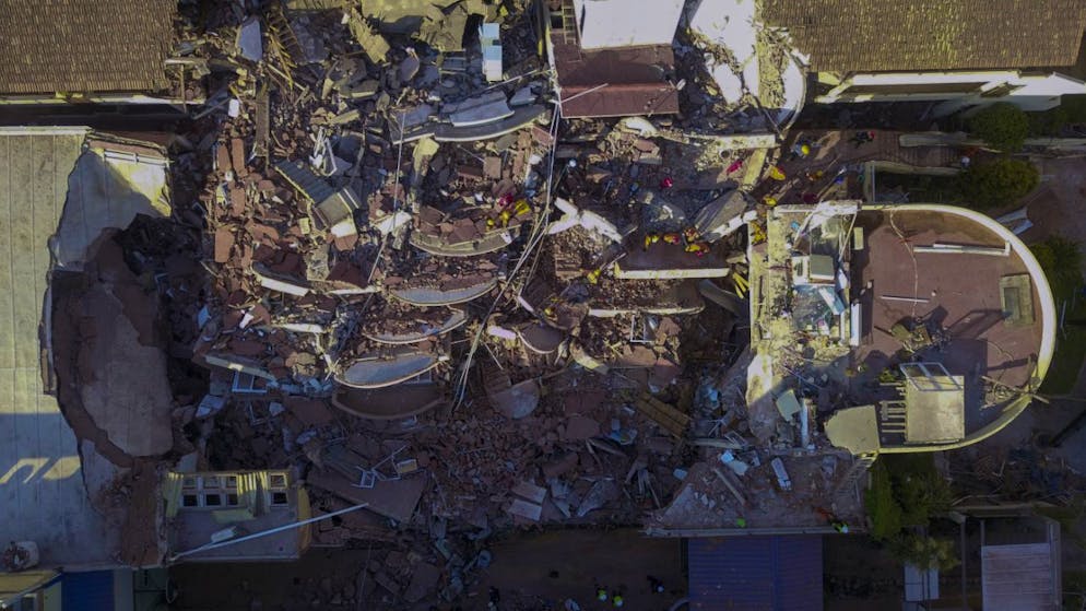 Un'immagine dall'alto dell'hotel collassato.