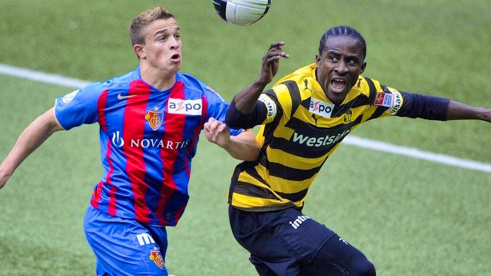 Finalissima 2010 in Bern: Xherdan Shaqiri and YB's Seydou Doumbia give each other nothing.