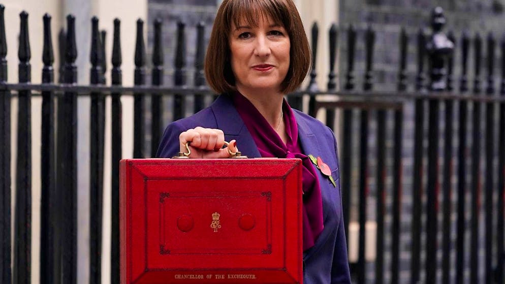 dpatopbilder - British Finance Minister Rachel Reeves holds up the traditional red ministerial box with her budget speech outside No. 11 Downing Street. photo: Alberto Pezzali/AP