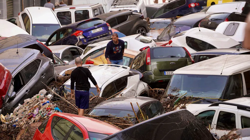 «Spanien weint»: Fast 100 Tote bei «Jahrhundert-Unwetter» - Gallery. Eine RTVE-Reporterin sprach auf einer überschwemmten Strasse, in der zerstörte Fahrzeuge teils übereinander gestapelt lagen, von «kriegsähnlichen Szenen».