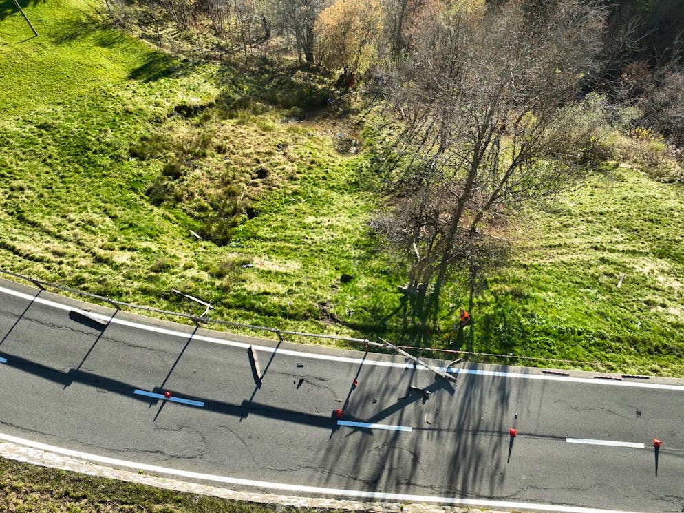 Das Auto stürzte rund 200 Meter in die Tiefe. 