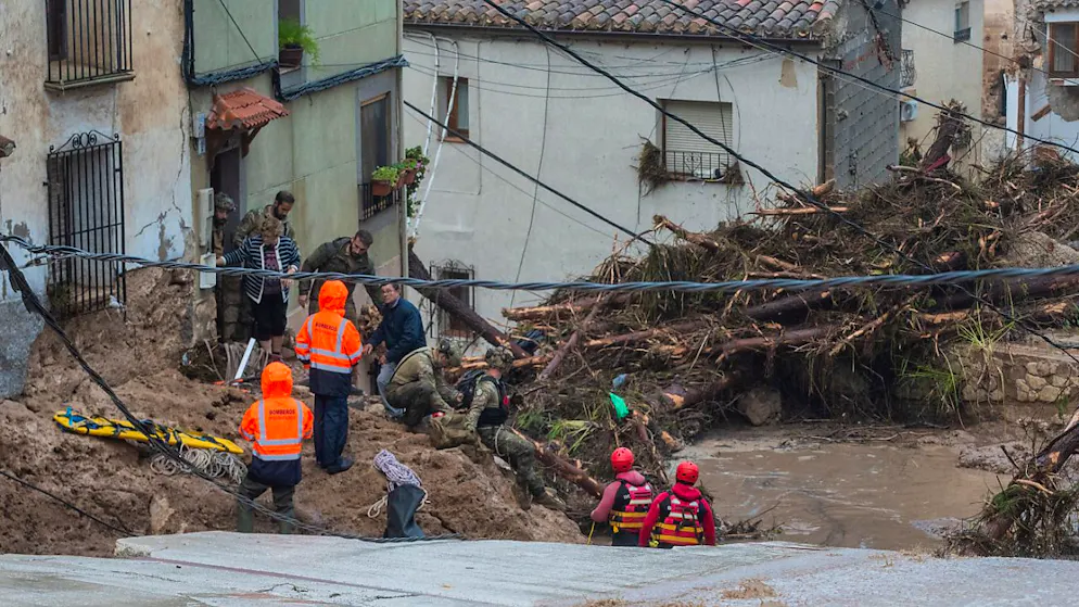 Rettungsdienste sind im Einsatz, nachdem der Fluss in Letur, Albacete, aufgrund heftiger Regenfälle über die Ufer getreten ist.