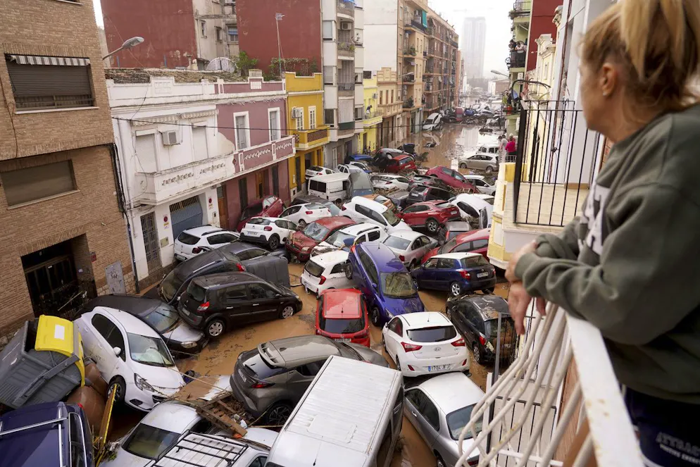 Inondations Espagne. Une femme regarde de son balcon alors que des véhicules sont coincés dans la rue après les inondations à Valence, mercredi 30 octobre 2024. (AP Photo/Alberto Saiz)