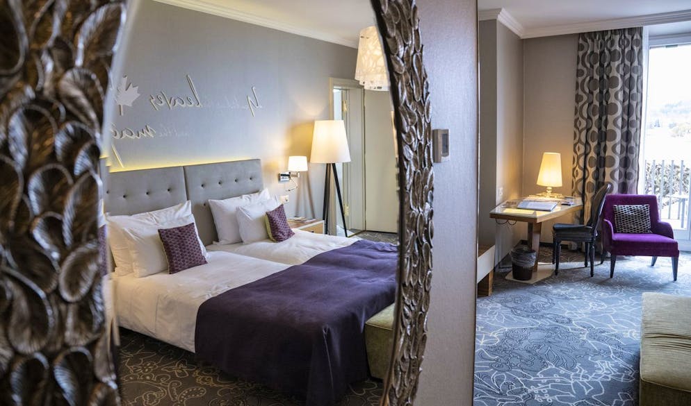 Ein Zimmer im Hotel Schweizerhof in der Stadt Luzern anlässlich des Tags der offenen Hoteltüren im März 2024 .