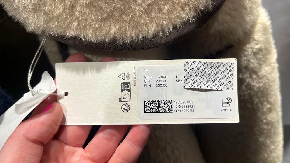 So werden die Preise im Kleiderladen Arket abgeklebt.