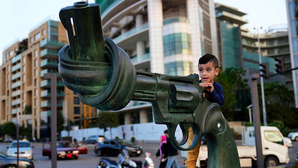 Nessun accordo in vista in tempi brevi tra Israele e Libano. Nella foto un bambino gioca su una pistola «annodata», simbolo della non violenza, a Beirut.