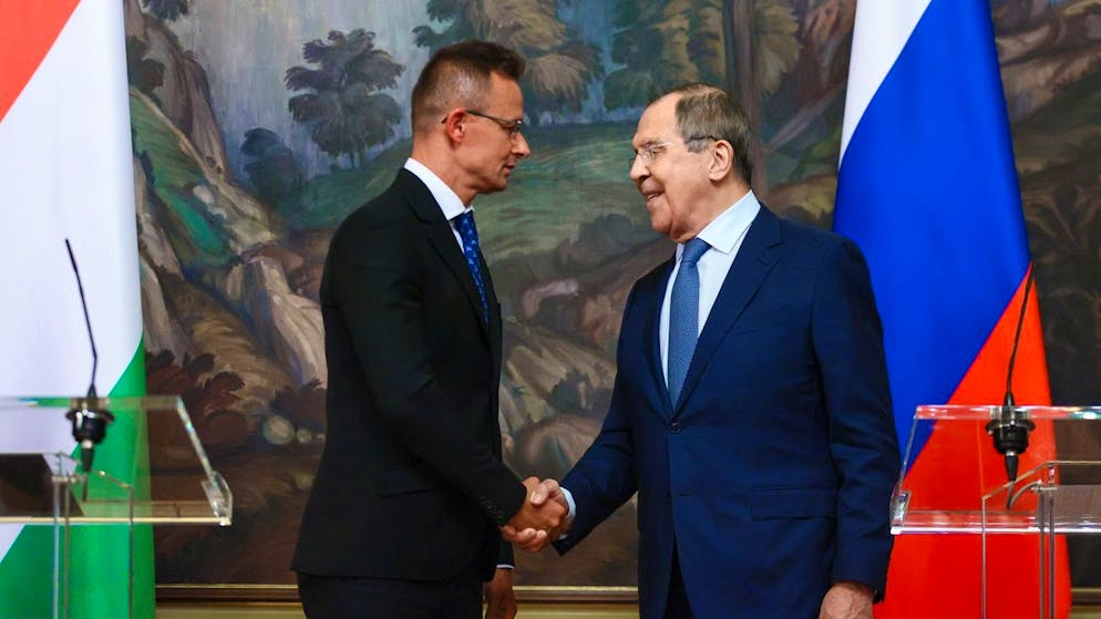 Guerra in Ucraina. Il ministro ungherese da Lavrov: «No alle sanzioni». E suggerisce: «Bisogna costruire ponti»