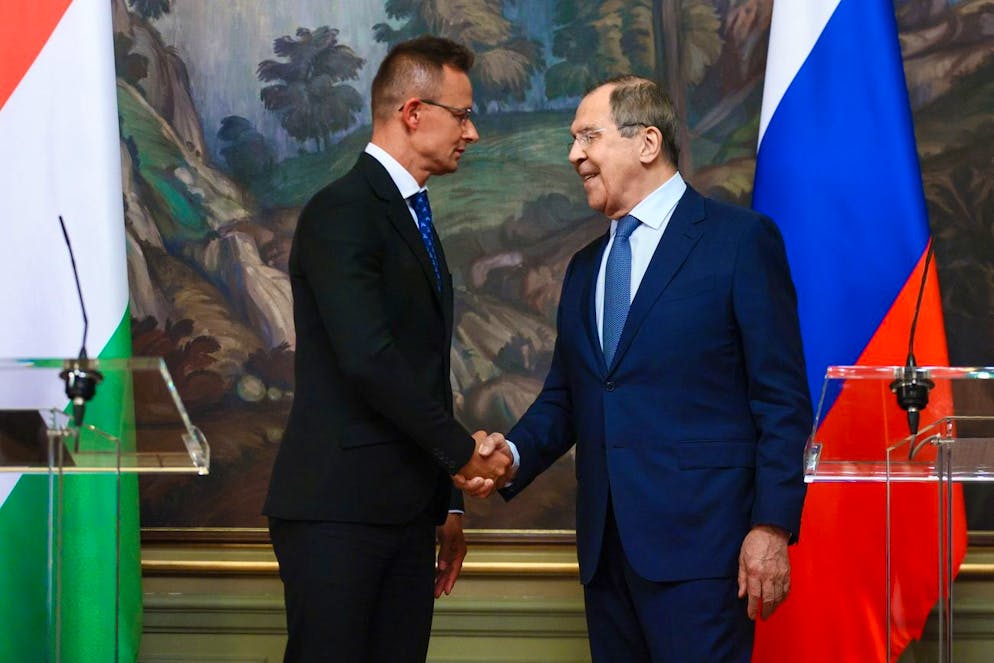 Il ministro degli Esteri russo Sergei Lavrov, a destra, incontra il suo omologo ungherese Peter Szijjarto.