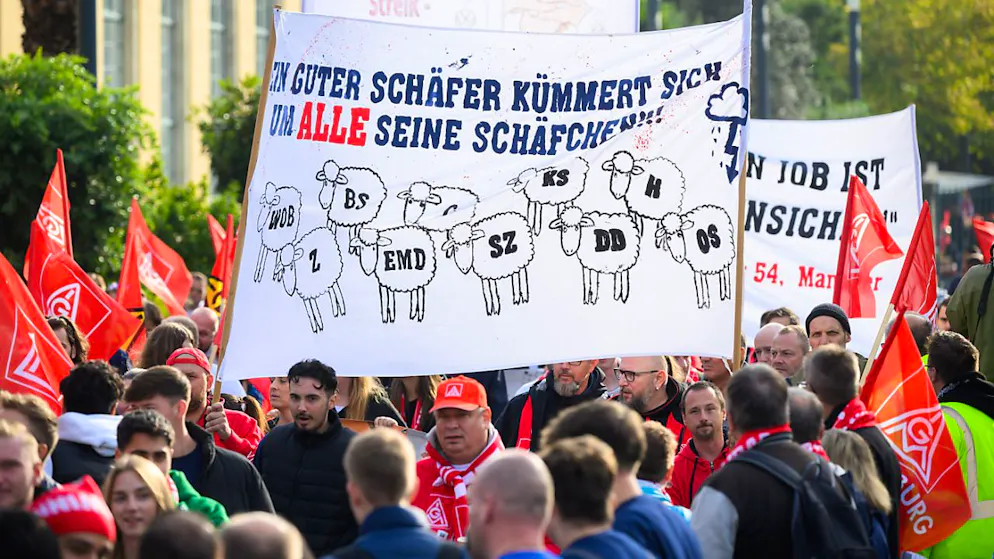 Beschäftigte von Volkswagen demonstrieren vor Beginn der Tarifverhandlungen von Volkswagen und IG Metall vor dem Schloss Herrenhausen mit einem Transpartent mit der Aufschrift «Ein guter Schäfer kümmert sich um alle seine Schäfchen». (Archivbild)