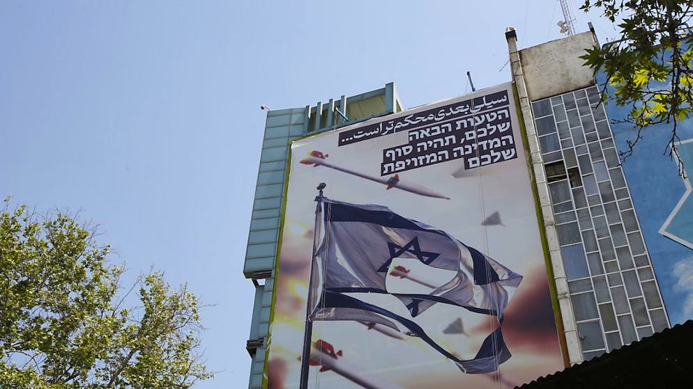 L'Iran potrebbe attaccare Israele entro giorni. Nella foto d'archivio un manifesto con la scritta "il prossimo schiaffo sarà più duro" a Teheran.