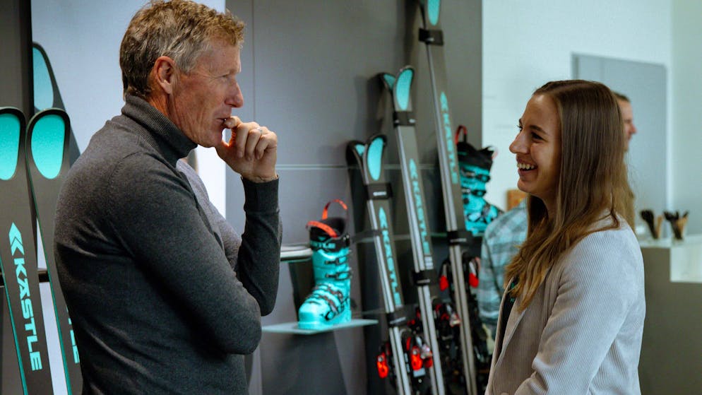 Pirmin Zurbriggen im Rahmen des 100-Jahr-Jubiläums der Skimarke Kästle im Gespräch mit Abfahrts-Weltmeisterin Jasmine Flury.