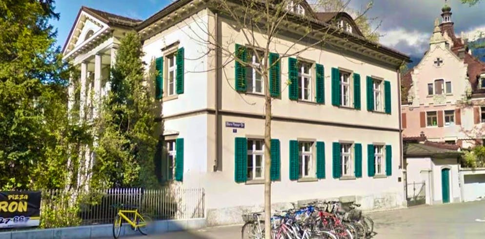 A judge at the Administrative Court of Graubünden in Chur is alleged to have raped an intern: The accused is now on trial.