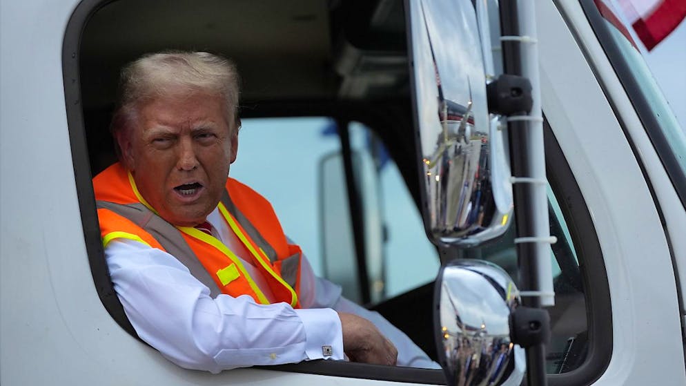 USA 2024. Trump cavalca la gaffe di Biden e sale su un camion spazzatura