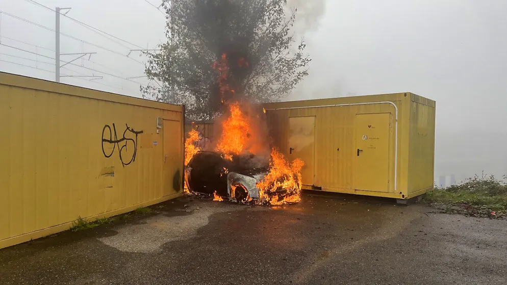 Als die Einsatzkräfte auf dem Areal eintrafen, stand das Auto bereits im Vollbrand.