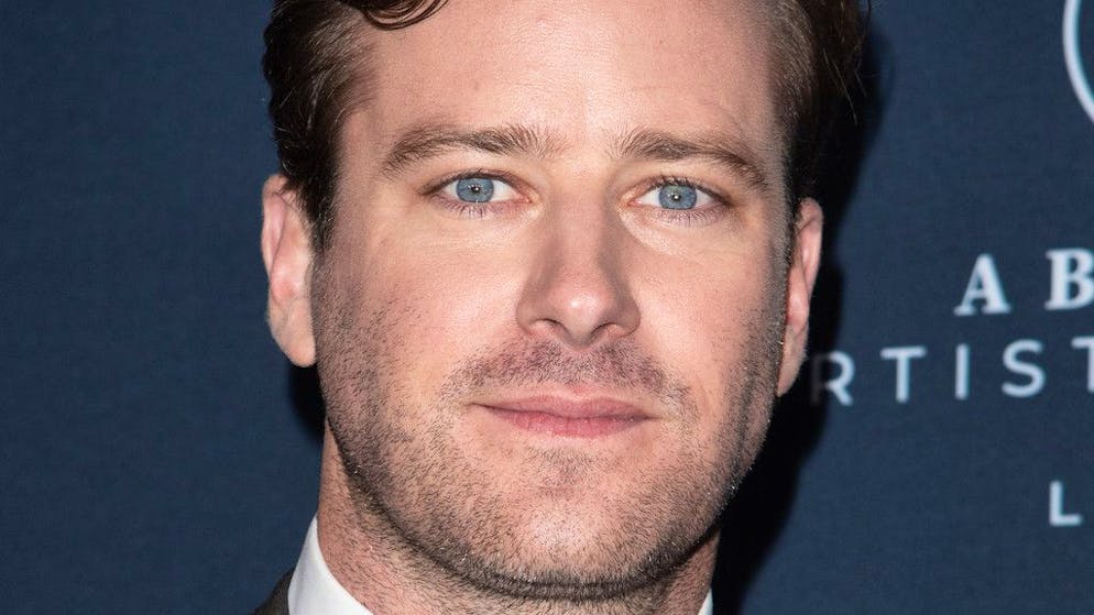Assente da 4 anni. Armie Hammer torna con il western «Frontier Crucible» dopo le accuse di cannibalismo e abusi