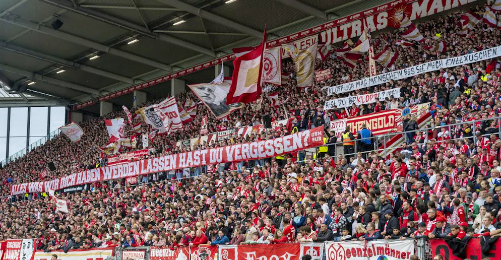 Die Mainz-Fans zeigen während der Partie gegen RB Leipzig mit Spruchbändern, was sie von Klopps Wechsel zu Red Bull halten.
