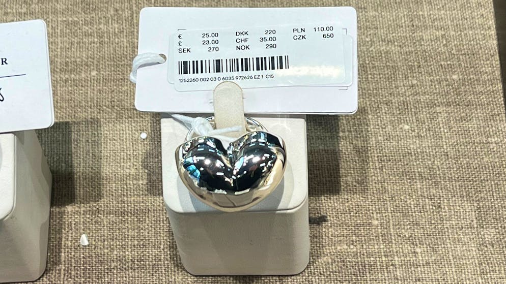 Beim Schmuck hat der Kleiderladen & Other Stories die Währungen ebenfalls nicht abgeklebt.