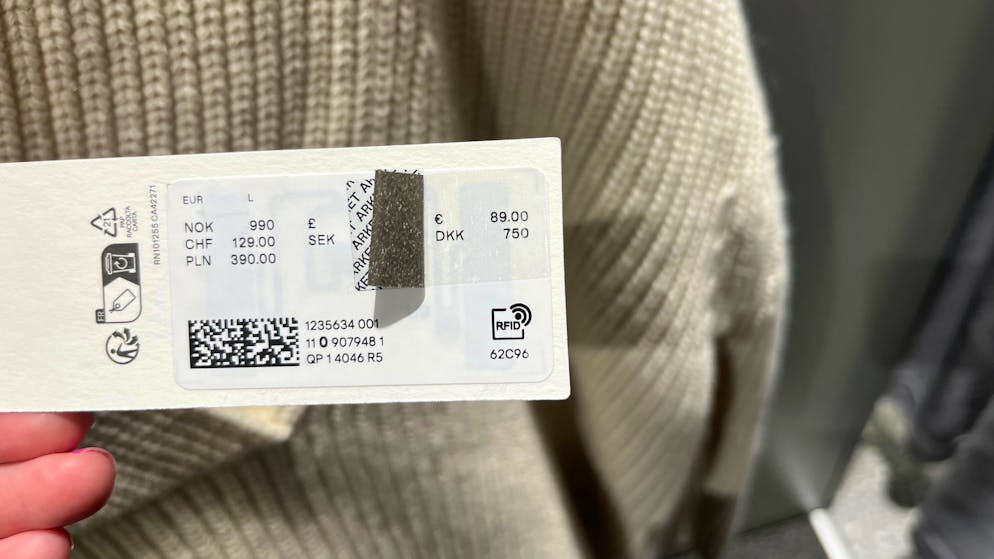 Auch an diesem Beispiel ist zu sehen, wie viel günstiger der weisse Pullover in beispielsweise Deutschland ist.