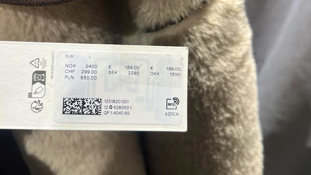 Hinter dem Kleber sieht man den Euro-Preis, der um einiges tiefer ist.