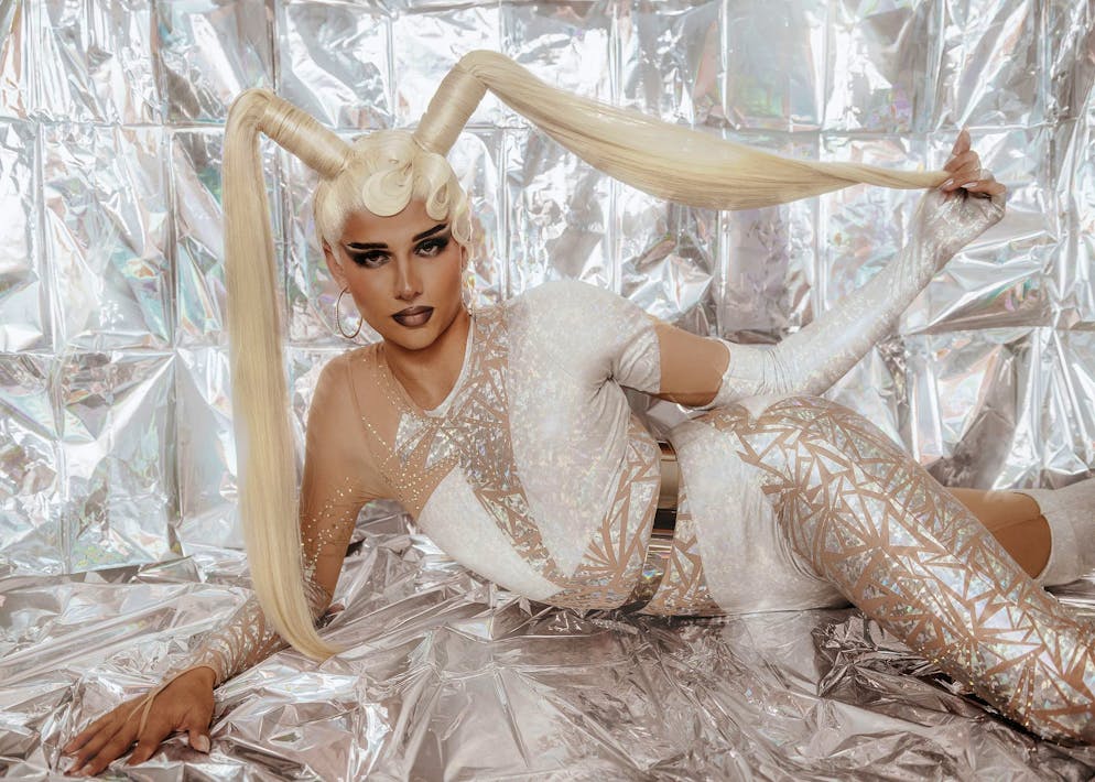 «Allein das Schminken dauert schon über zwei Stunden. Ich schminke mich selbst, genauso wie ich auch meine Perücken selber style. Sehr oft kreiere und nähe ich auch meine Kostüme selber»: der KV-Angestellte Micha über seine Verwandlung in Dragqueen Ares.