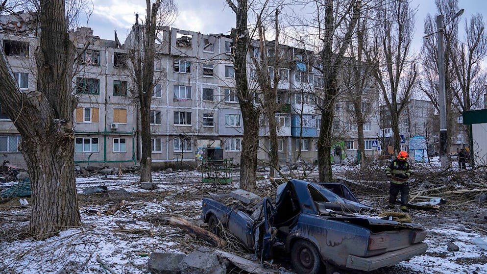 ARCHIV - A rettungsarbeiter removes the Trümmer eines Wohnhauses, which was destroyed by a rocket. Photo: Evgeniy Maloletka/AP/dpa