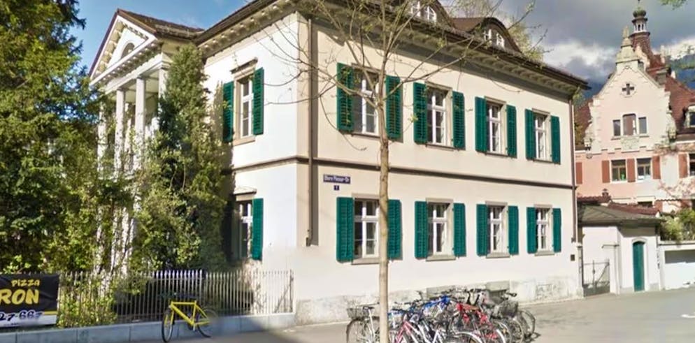 Am Verwaltungsgericht Graubünden in Chur soll ein Richter eine Praktikantin vergewaltigt haben: Nun steht der Angeklagte vor Gericht.