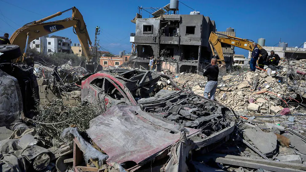 Rettungskräfte entfernen mit Baggern die Trümmer eines zerstörten Gebäudes, das bei einem israelischen Luftangriff getroffen wurde. Foto: Bilal Hussein/AP/dpa