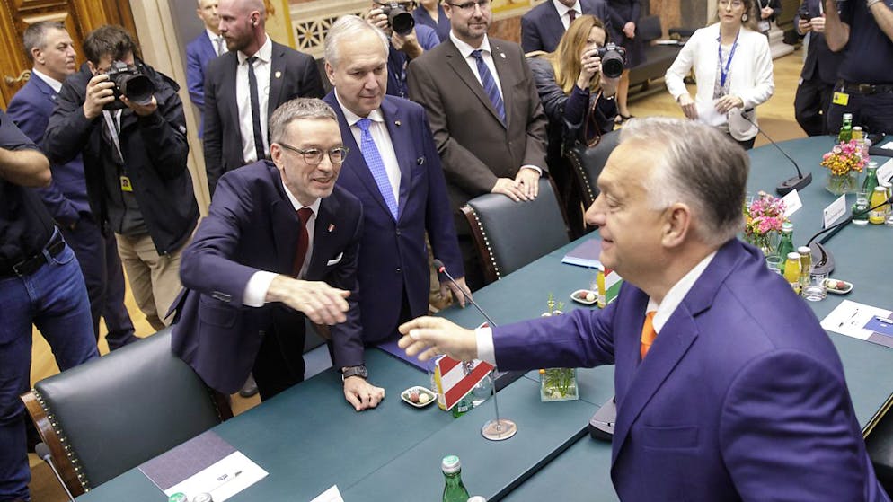 FPÖ-Chef Herbert Kickl, Nationalratspräsident Walter Rosenkranz und der Ministerpräsident von Ungarn, Viktor Orban begrüßen sich anlässlich eines Besuchs des ungarischen Ministerpräsidenten im Parlament in Wien. Foto: Alex Halada/APA/dpa