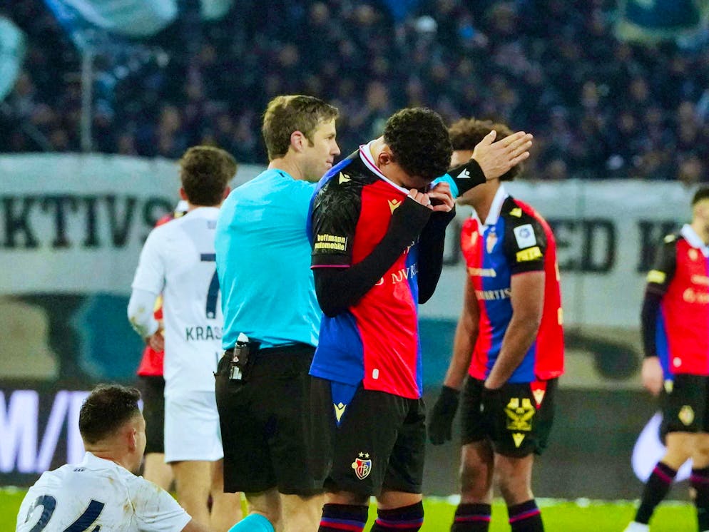 The football-mad Beney family. Tragic hero in January 2024: FCB shooting star Romeo Beney can no longer hold back his tears after being unfairly sent off.