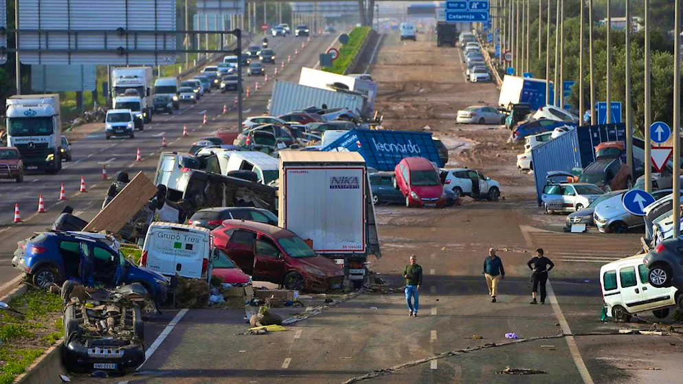 dpatopbilder - Vehicles washed away by the floods are piled up on a highway. Photo: Manu Fernandez/AP