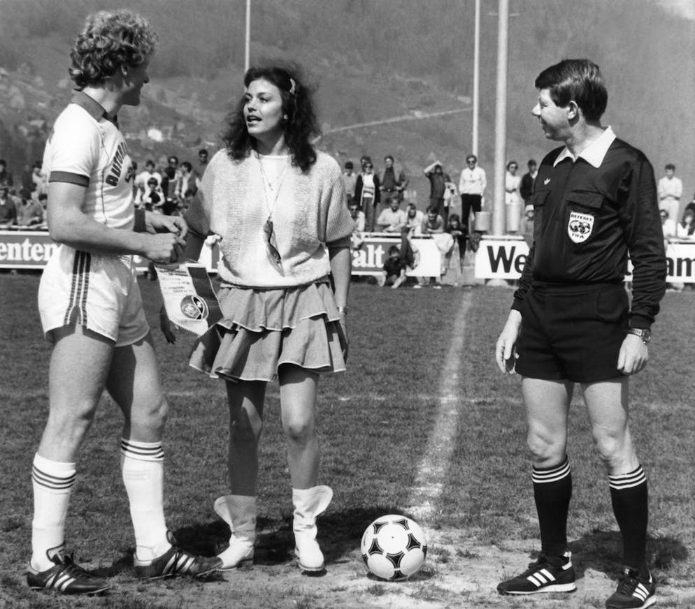 Pirmin Zurbriggen - der grösste Skistar der 80er-Jahre. Peter Müller für einmal nicht im Schatten von Pirmin Zurbriggen: Ehren-Ankickerin Monika Kälin (mitte), Ski-As Peter Müller (links) und der Schiedsrichter Ruedi Renggli (rechts) anlässlich des im Rahmen des Schweizer Skifestes stattfindenden Plausch-Spieles der Schweizer Ski-Nati gegen eine Prominenten-Mannschaft, aufgenommen am 23. April 1983 in Buochs. 