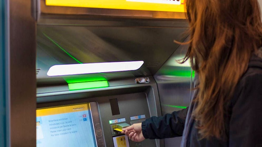 Anyone who wanted to withdraw cash from Postfinance on Friday afternoon may have been out of luck. Numerous Postomats across Switzerland were out of order. (archive picture)