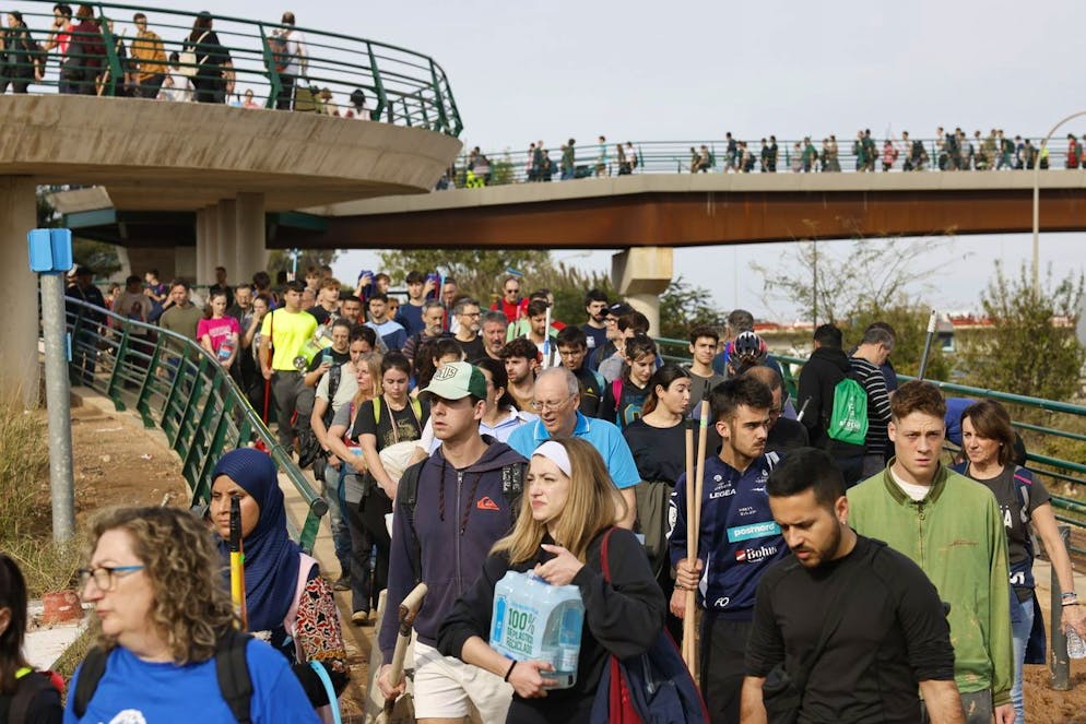 Des centaines de bénévoles se dirigent vers le quartier de La Torre pour venir en aide aux sinistrés des inondations, à Valence, le 1er novembre 2024.