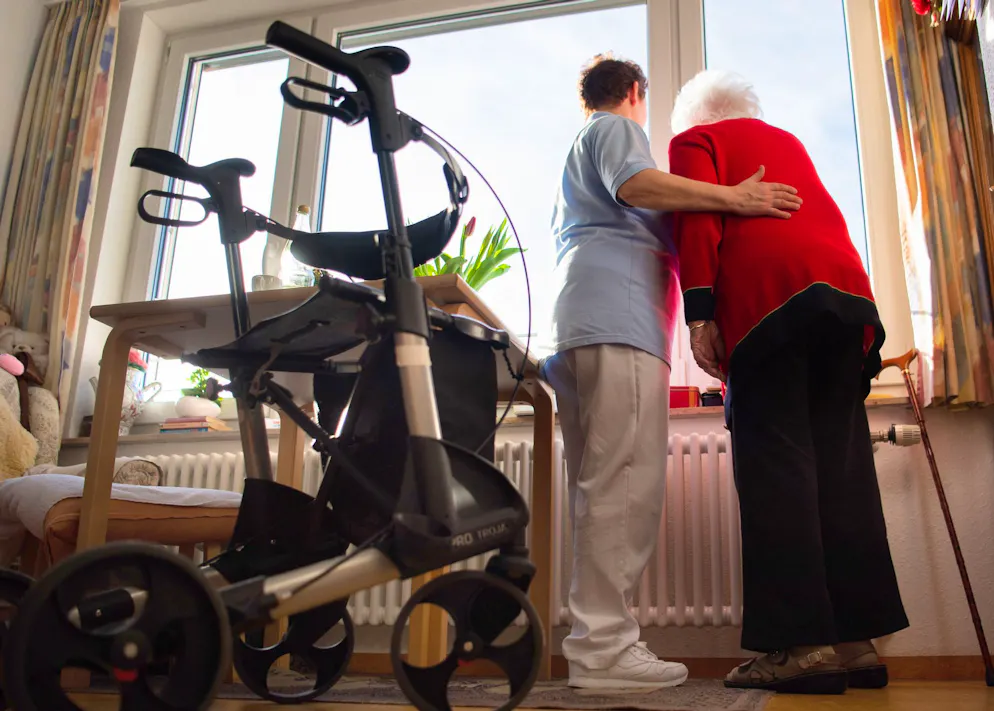 Ärzte einer Schweizer Firma sollen die Wegkosten einzeln verrechnen, obwohl mehrere Patient*innen in Pflegeheimen während eines Besuchs behandelt werden.