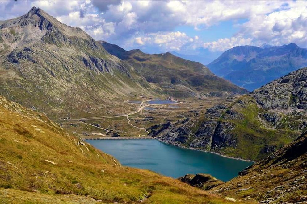 Il lago artificiale del Lucendro sul massiccio del San Gottardo