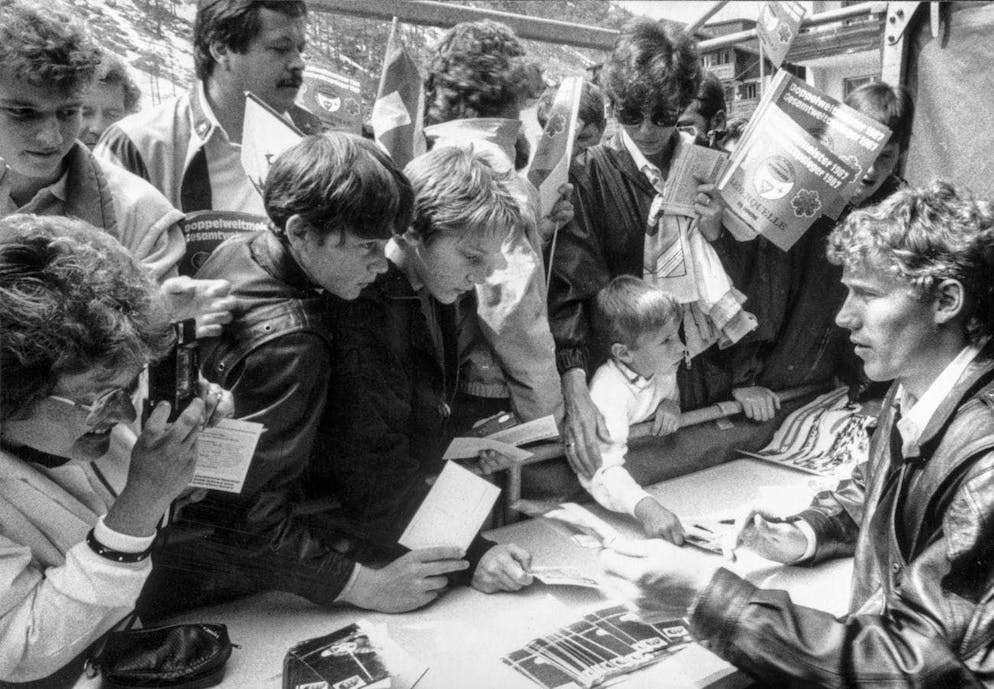 Pirmin Zurbriggen - the biggest ski star of the 80s. The biggest ski star of his time: Swiss ski racer Pirmin Zurbriggen, right, surrounded by young fans at an autograph session in Valais in 1987 (KEYSTONE/Str)