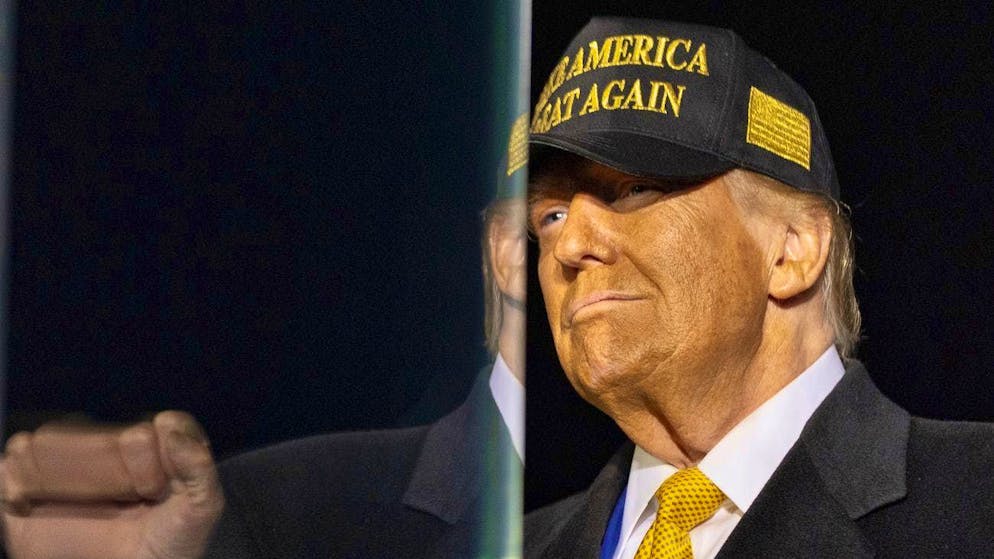 Harris avanti negli Swing States. Un nuovo sondaggio fa tremare Trump, che risponde con un'azione legale