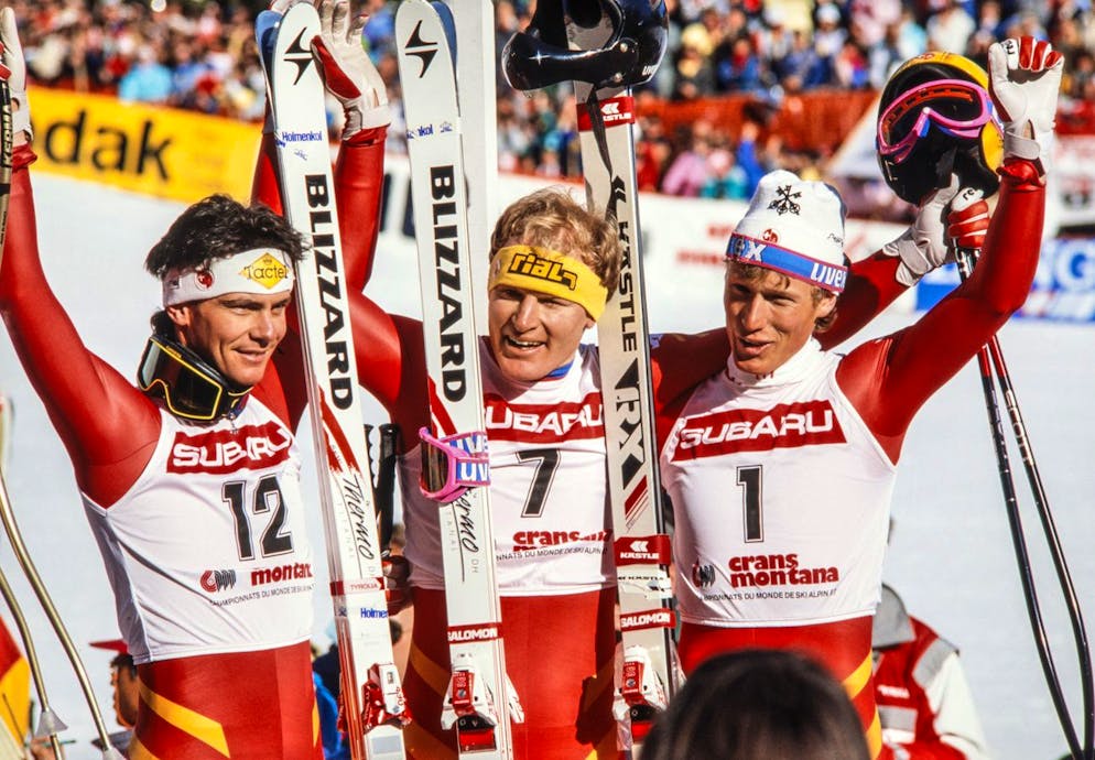 Pirmin Zurbriggen - der grösste Skistar der 80er-Jahre. Der grösste Triumph über seinen Rivalen Zurbriggen: Die Schweizer Herren Ski Nationalmannschaft erlebte an der Ski Weltmeisterschaft in Crans-Montana 1987 einen dreifachen Triumph. Peter Müller, Mitte, gewinnt die Abfaht vor Pirmin Zurbriggen, rechts, und Karl Alpiger, links. (KEYSTONE/STUDHALTER)