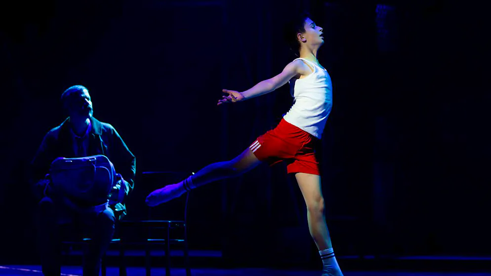 So präsentiert sich Billy Elliot in der ersten deutschsprachigen Aufführung des Musicals in Zürich.